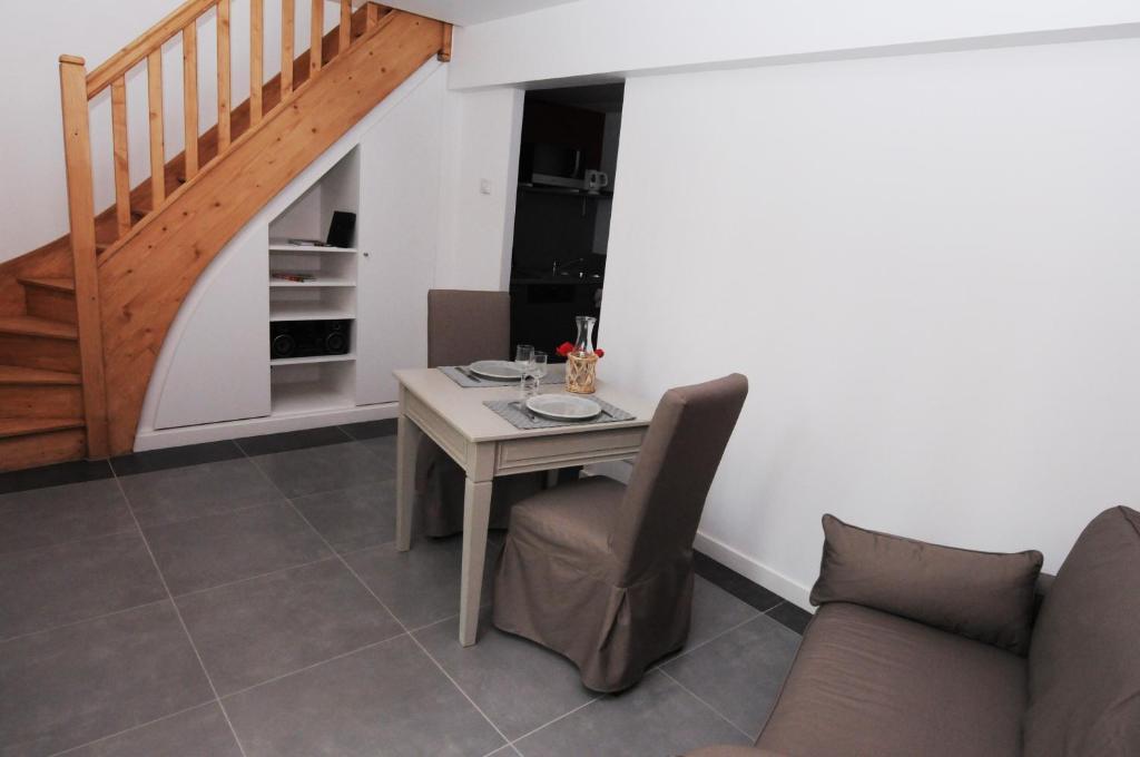 Apartamento Les Communs Du Manoir Écully Exterior foto